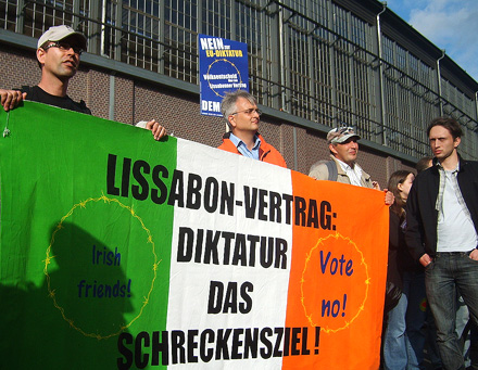 Demonstranten halten die Irland-Fahne Anti-Lissabon Demo Foto: Johannes Heckmann