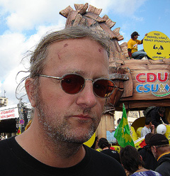 Georg Blumenröhr vor trojanischem Pferd auf der Anti-Atomkraft-Demo in ...