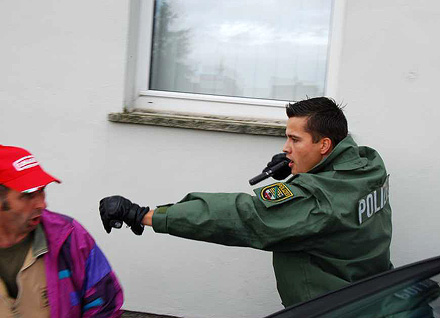 Polizist mit gezückter Pistole Foto: Raphael Wehrspan
