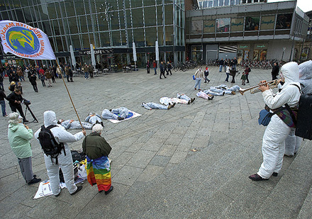 Unsichtbare bilden „No War“ auf dem Kölner Bahnhofsvorplatz | Foto: Herbert Sauerwein