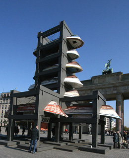 Kalliopi Lemos "At Crossroads" Skulptur am Brandenburger Tor | Foto: Eberhard Rondholz