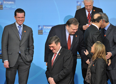 Guttenberg, Ainsworth, Venizelos NATO-Konferenz in Istanbul