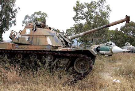 Panzerschrott in Griechenland: Foto: Eberhard Rondholz