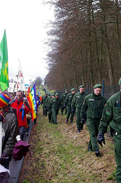 Reih an Reih: Die Bäume, Zaunpfähle, Polizisten und Demonstranten, Foto: Reiner Willy