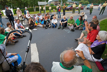 Barbara Rütting, Elke Koller Sitzblockade in Büchel Foto: Herbt Sauerwein