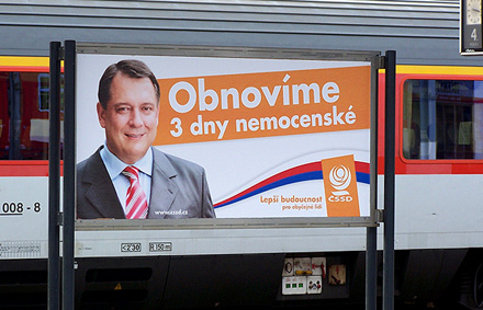 Vielleicht ist der sozialistische Zug doch noch nicht abgefahren...? Paroubek auf Wahlplakat 2009 für Rückkehr zu „Drei Krankheitstagen“ | Foto: Darwinek