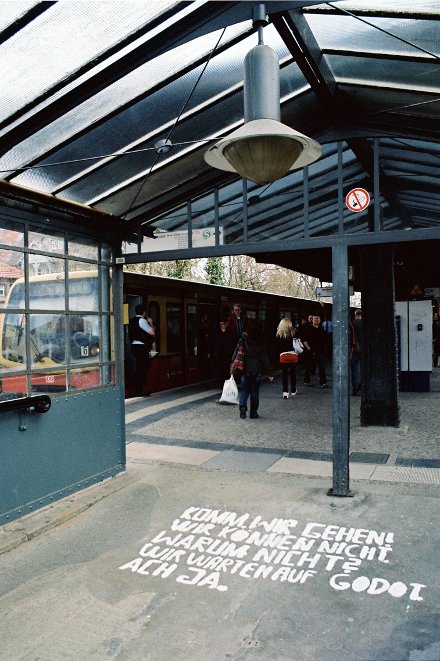 Mexikoplatz S-Bahn Graffitti Warten auf Godot