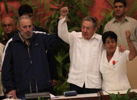 Fidel und Raúl Castro auf dem VI. Parteitag der PCC im April 2011