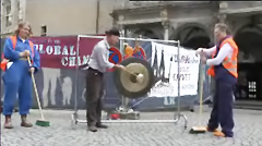 Los Agrippinas GONG-Aktion vor dem Rathaus