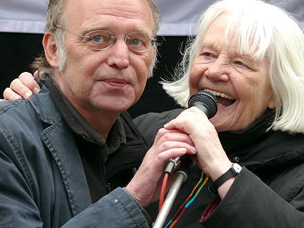 Mani Stenner von der Friedenskooperative und <b>Barbara Gladysch</b>, - 18-2013-05-13-1-0431