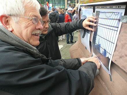 Hartmut Barth-Engelbart mit seiner Ausstellung "Das Bankfurter Loch" am ...