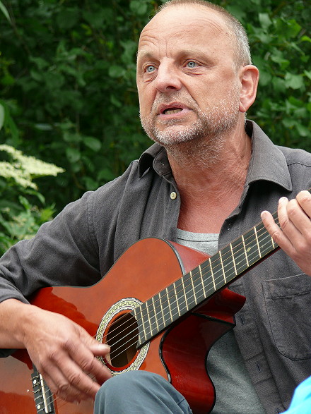 Jürgen Eger, singt "gegen Berufsverbote, Enteignungen (gegen die die ...