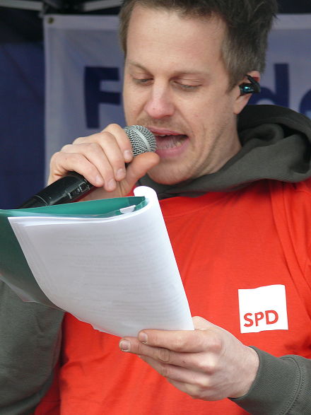 Wojna (DIE BANDBREITE) trägt ein Grußwort von Olav Müller (SPD) vor: Liebe ...