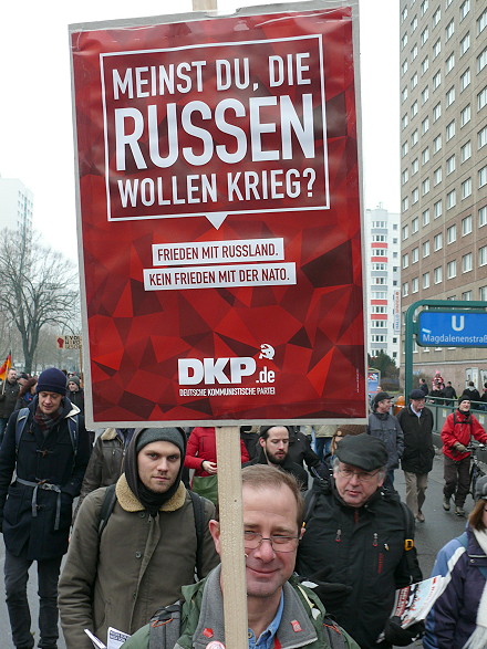 Demonstranten, Plakat: «Meinst du, die Russen wollen Krieg?».