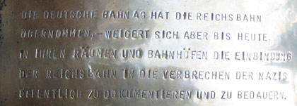 Die Deutsche Bahn hat die Reichsbahn bernommen, - weigert sich aber in ihren Rumen und Bahnhfen die Einbindung der Reichsbahn in die Verbrechen der Nazis ffentlich zu dokumentieren und zu bedauern.