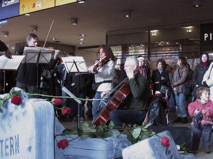 Installation [Warten auf den Zug] mit musikalischer Untermalung