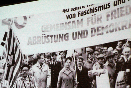 Friedensdemonstration in Kln - mit Fahne links: Deserteur Anton Igel