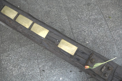 Bahnschwelle mit Rose