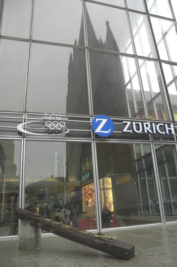 Bahnschwelle vor Bahnhofsgebäude