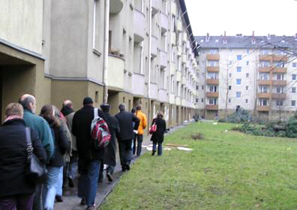 Die ersten Besucher am Tag der offenen Tr