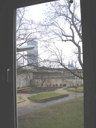 Wohnzimmer mit Ausblick auf Spielplatz und Dom