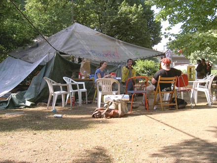 Obdachlosen-Camp umgeben von Abrissarbeiten