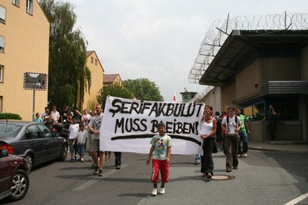 Demo fr Serif vor der JVA Franfurt-Preungesheim
