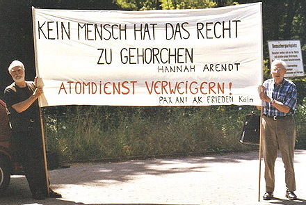 Vor dem Fliegerhorst Nörvenich