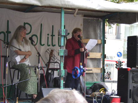 Felicia Langer (rechts) und Moderatorin Ariane Dettloff vom Kölner Friedensforum