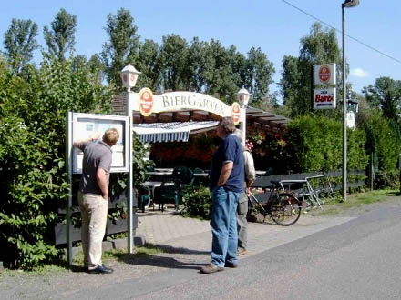 Dirk Tillmann vom Bndnis fr die Wahner Heide mit einem Besucher am Bambi