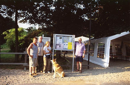 Das Team vom Bündnis für die Wahner Heide nach Aufstellung des Schaukastens vor der Alten Fähre.