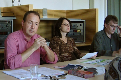 Rainer T�schenb�nner von der ArGe (links) stellt Neues nach 15 Jahren B�rgerfunk in K�ln vor.