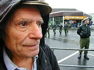 Peter Gingold bei einer Protestaktion gegen 'IG Farben in Auflösung'