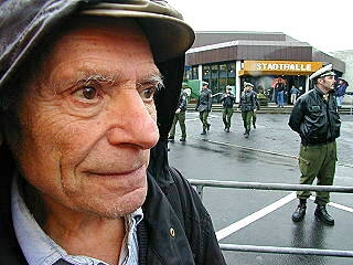 Peter Gingold bei einer Protestaktion gegen 'IG Farben in Auflsung'