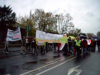 Lieber im Regen demonstrieren als rausfliegen!