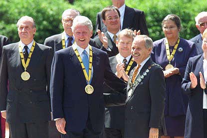 OB Linden bei der Karlspreisverleihung an Bill Clinton im Jahr 2000