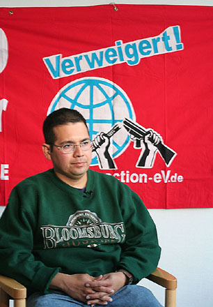 Kriegsdienstverweigerer Agustin Aguayo - wartet auf seinen Prozess