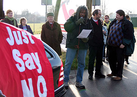 Solidaritätsaktion für Agustin Aguayo vor der Coleman-Kaserne