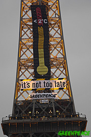 Greenpeace-Aktion am Eiffelturm zur UN-Klimakonferenz