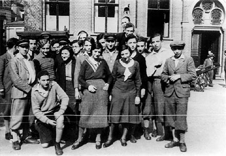Schülerinnen und Schüler der 10. Klasse auf dem Schulhof 1935