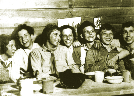 Jugendbund „Kameraden“ im Winter 1930/31 (Ernesto Kroch zweiter von rechts)