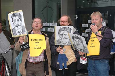 Vor der Oppenheim Bank-Filiale in der Breite Stra�e