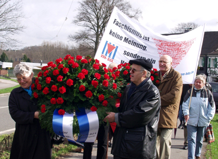 Teilnehmer der Gedenkkundgebung mit Transparent der VVN und Kranz auf dem Weg zum Wenzelnberg, April 2006.