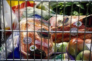 Damit die Pestizide länger halten? Obst und Gemüse in Plastik verpackt