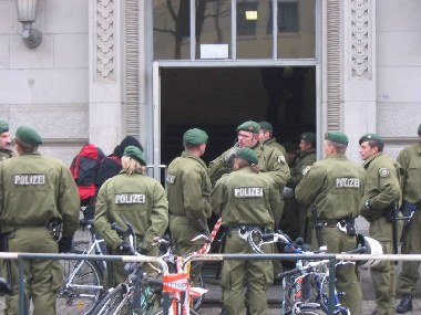 Polizei bewacht DGB-Haus
