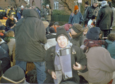 Die Autorin in der Straßenblockade